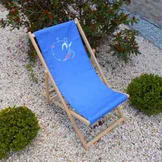 Tumbona azul con logotipo de empresa