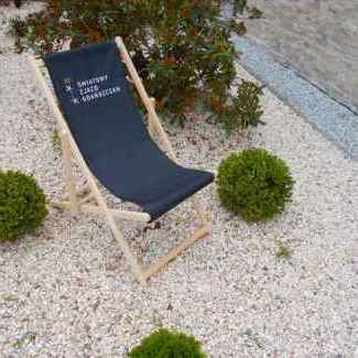 Tumbona negra con característica de empresa